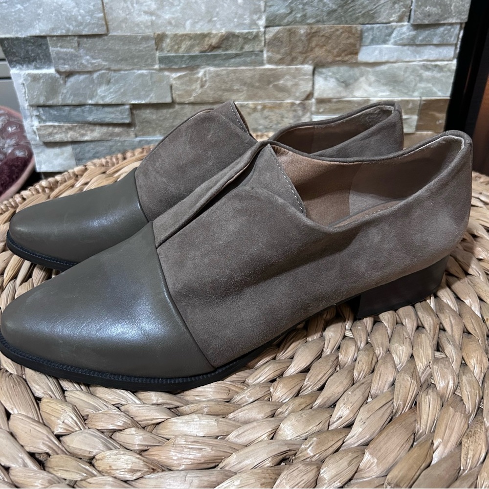 Tahari Lucy Suede Leather cap toe loafers in Winter Taupe Flats Shoes Sz 10